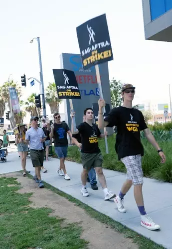 Update: SAG-AFTRA suspends strike and instructs union members to return to work 1 Update: SAG-AFTRA suspends strike and instructs union members to return to work