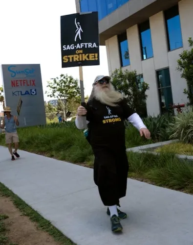 SAG-AFTRA national board approves tentative agreement 1 SAG-AFTRA national board approves tentative agreement