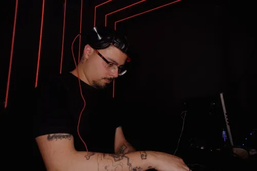 007 First Light director says IOI “set a challenge” for itself to create “the best weapon-handling we have done to date” because, unlike Hitman, ranged combat isn’t a last resort