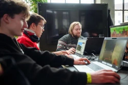 PS5 Owners Can Save A Few Bucks On The Minecraft Physical Edition This Week